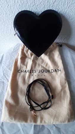 CHARLES JOURDAN Abendtasche Herz Lackleder schwarz m. Muster