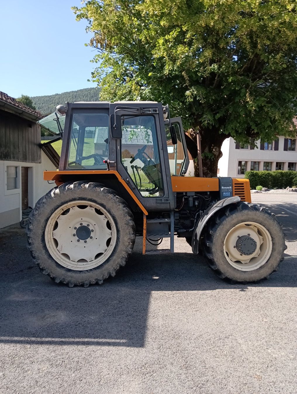 Renault Tracteurs: Tracteur Renault 103-14 TX – D'occasion à Montsevelier par ger_n2q7 2