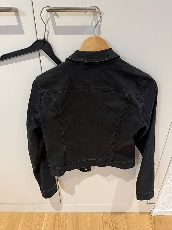 Giacche: Schwarze Jeansjacke – Usato da Aarwangen venduto da ele_bqx8 1