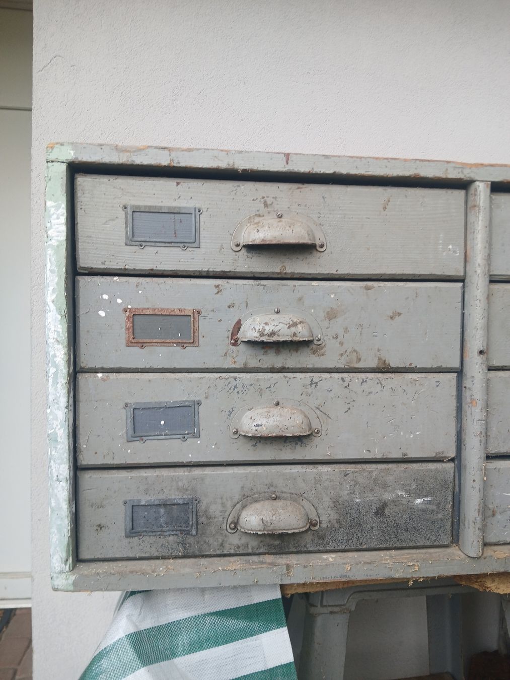 Cassettiere: Meuble  ancien en sapin 8  tiroirs en queue d' aigle  – Usato da Corcelles-Payerne venduto da evalyne 1
