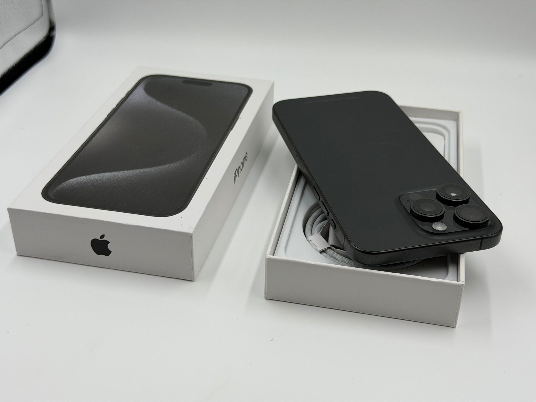 Apple Telefoni cellulari / Smartphones: Apple iPhone 15 Pro Max - 1TB | Wie neu – Usato da Campocologno venduto da ReplaceHub