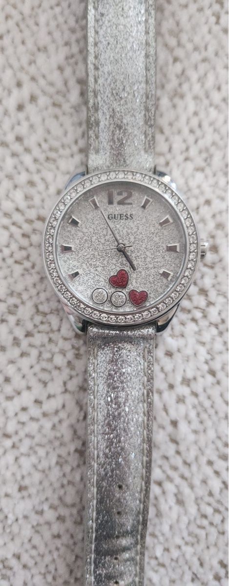 Guess Uhren: Wunderschöne Guess Damenuhr mit Glitzer, Silber, Herz – Neu (gemäss Beschreibung) aus Zürich von alv_pqz2