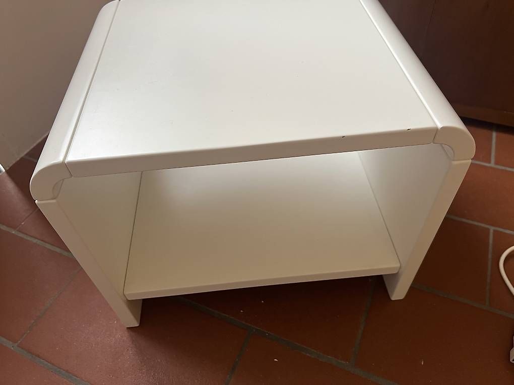 Comodini: Comodino / tavolino bianco panna chf.10 – Usato da Balerna venduto da gat_b8p2 2