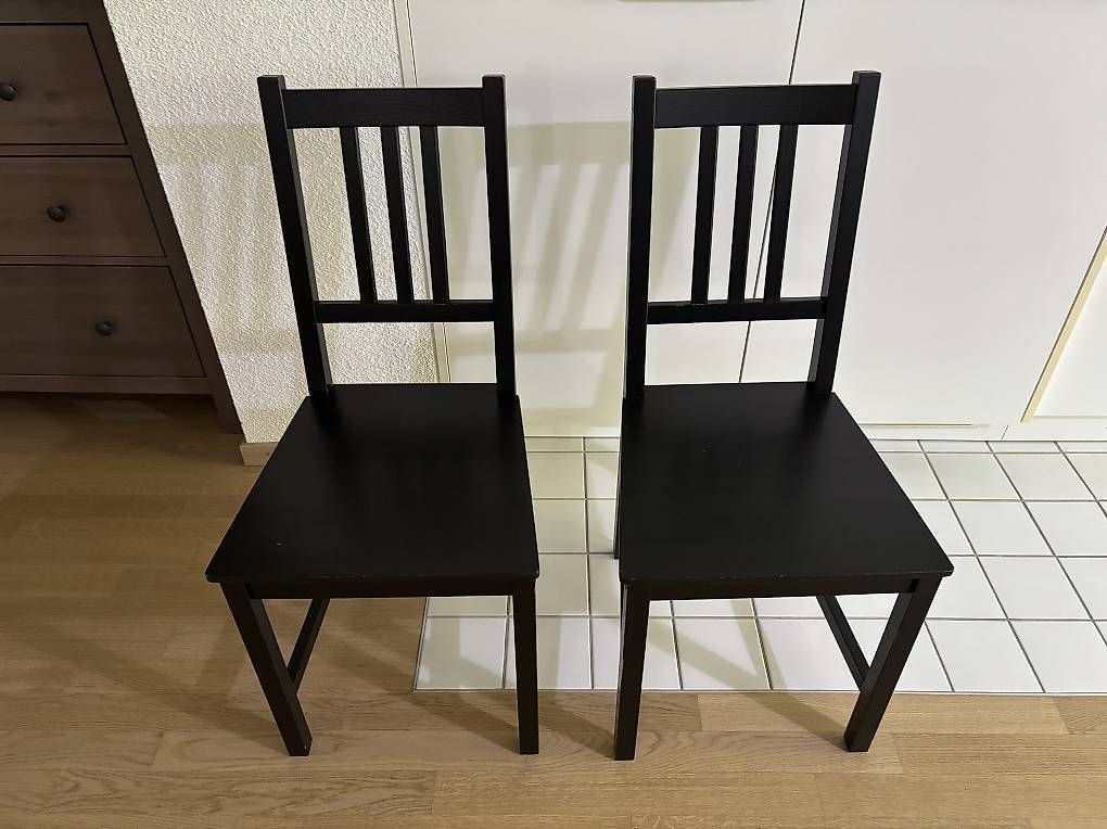 Stühle: Duo de chaises en bois – Gebraucht aus Fribourg von Brosciuttofunghi