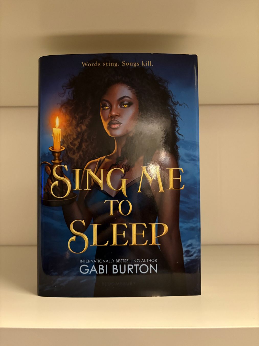 Libri: Sing Me to Sleep - Gaby Burton – Nuovo (secondo la descrizione) da Steffisburg venduto da elsa.catalina