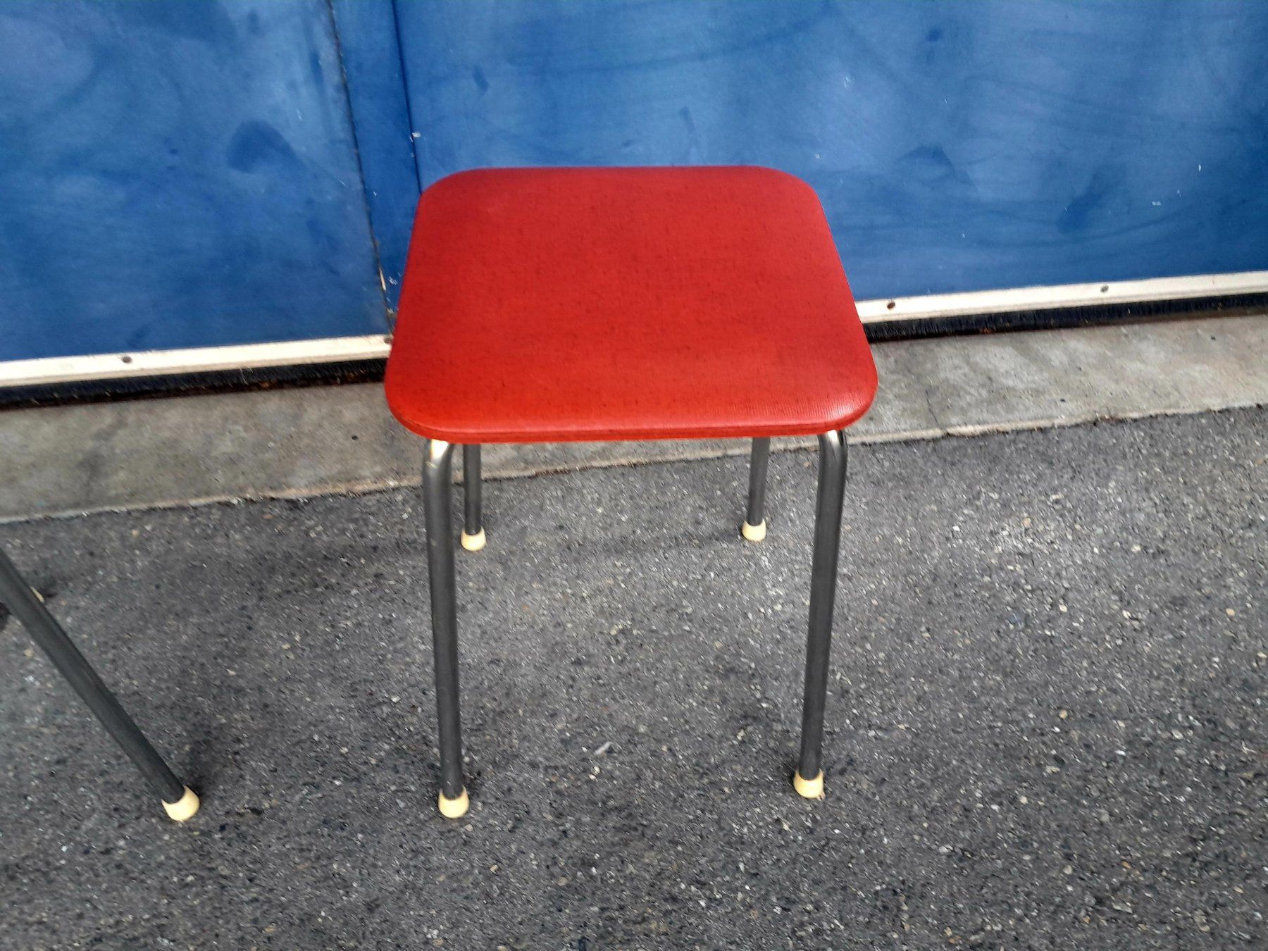 Hocker: 2 Vintage Küchenschemmel / Hocker / Stühle / Stuhl – Gebraucht aus Männedorf von Bel-view 3