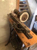 Alte Klingenschleifmaschine mit Schlitten