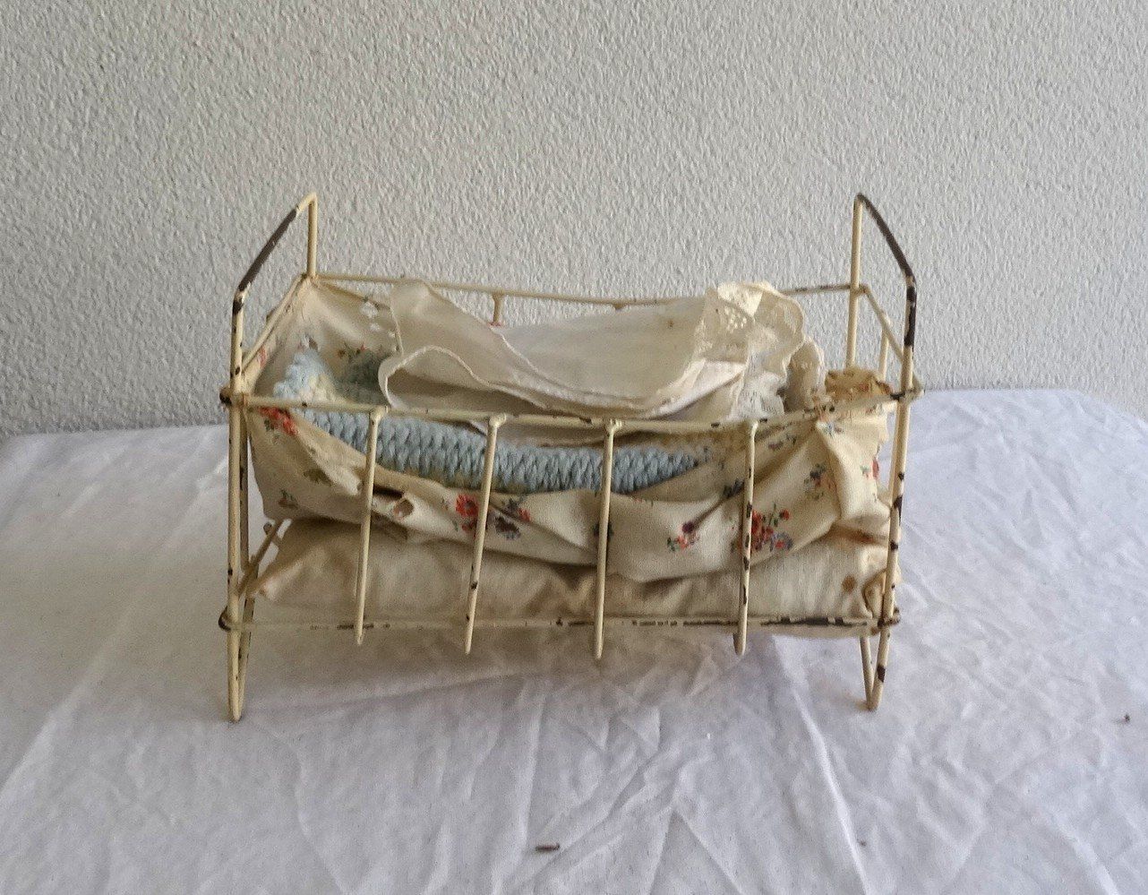 Spielzeuge: Antikes Puppenbett – Gebraucht aus Minusio von Mer66 3