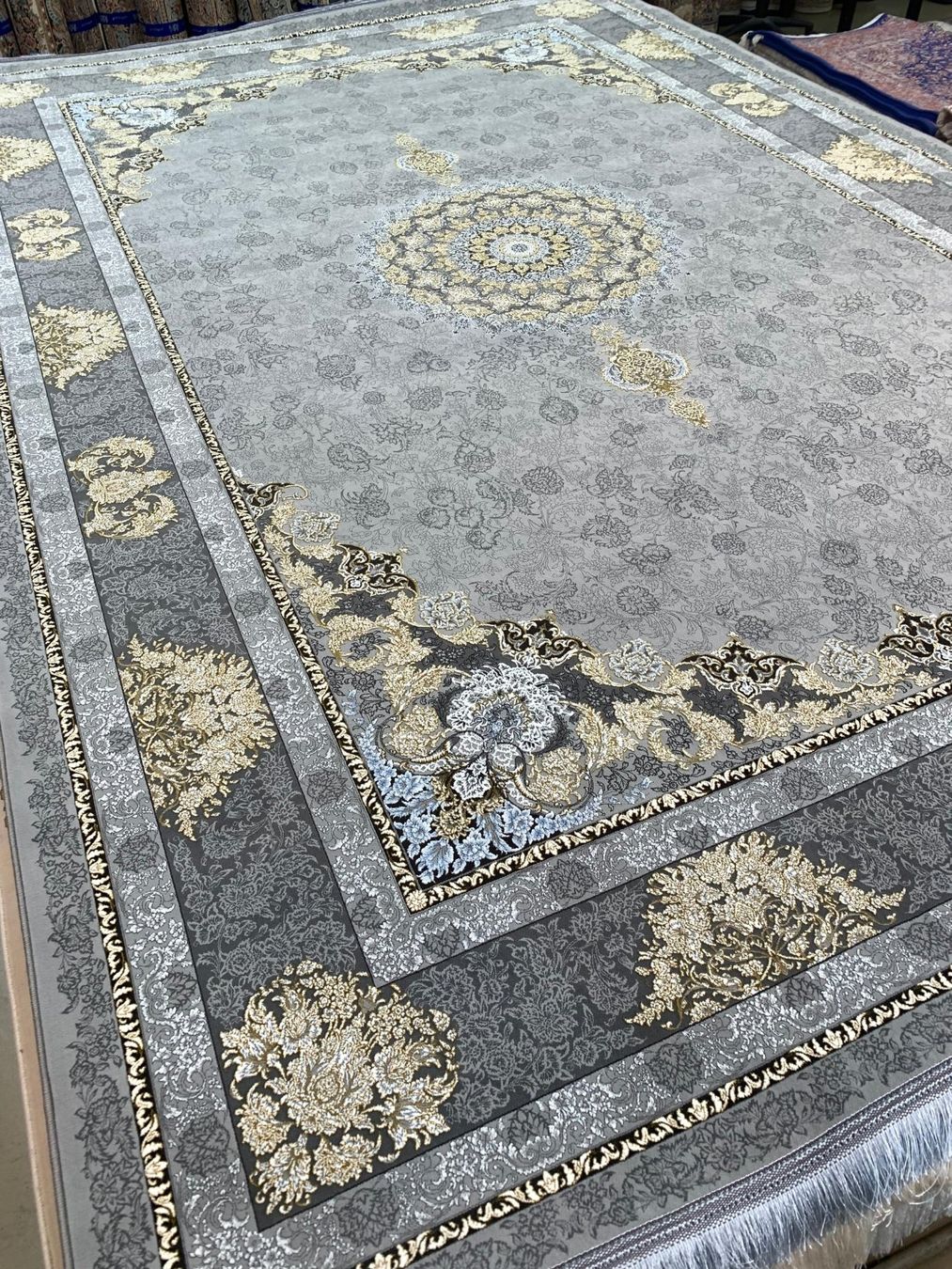 Tappeti: Grauer Teppich, Top Zustand, 2x3m, Silver , Gratisversand – Nuovo e nell'imballaggio originale da Birmensdorf ZH venduto da azad110 3