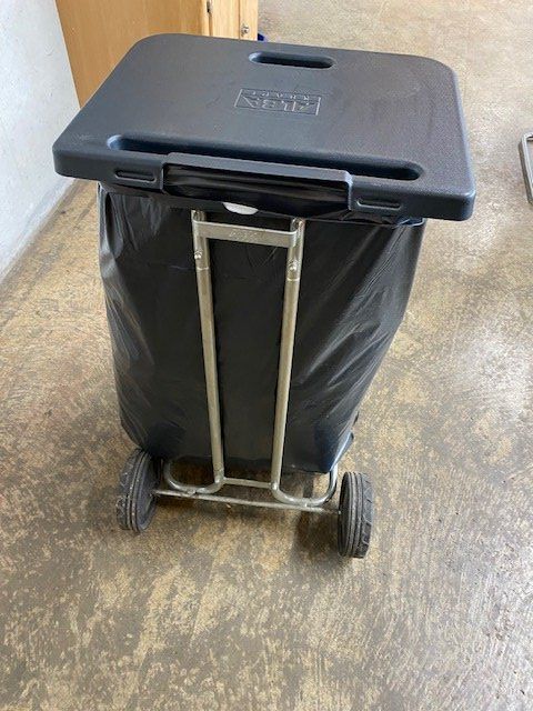 Abfalleimer: Kehrichtsackhalter 110 l – Gebraucht aus Neuhaus SG von gsmmaschinenbau 2
