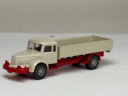 GB3-   Wiking Krupp Titan Pritschen LKW hellelfenbein