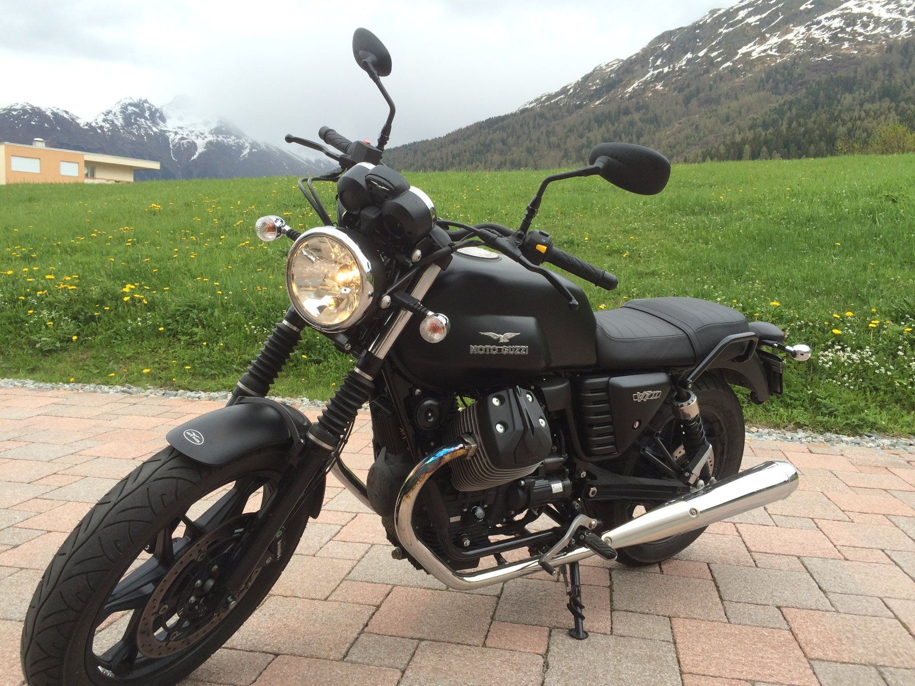 Moto Guzzi Strasse: Moto Guzzi V7 Stone II – Gebraucht aus St. Moritz von Cortesiandi 1