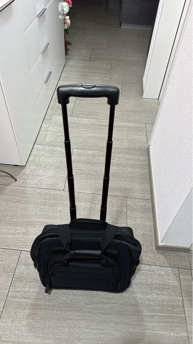 Borse: Geräumige schwarze Reisetasche mit Rollen – Nuovo (secondo la descrizione) da Arbon venduto da Tuncer06