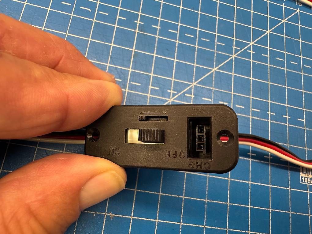 Nimh Akkus, Ladegeräte & Netzgeräte: Robbe Empfänger-Notstromversorgung 4.8V/2000mAh – Gebraucht aus Wallisellen von WB8304 3