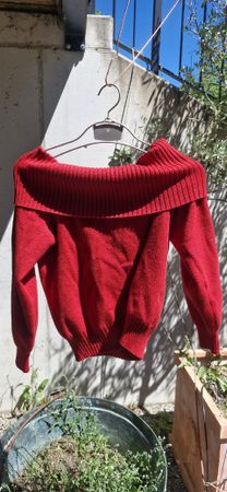 Roter Off Shoulder Pulli