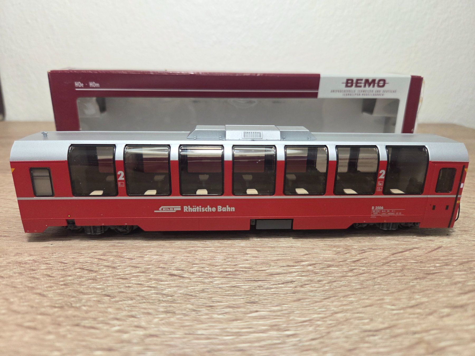 Bemo Modellini di ferrovie: Bemo 3294 106 Panoramawagen RhB H0m – Nuovo e nell'imballaggio originale da St-Aubin-Sauges venduto da Lo_Go 1