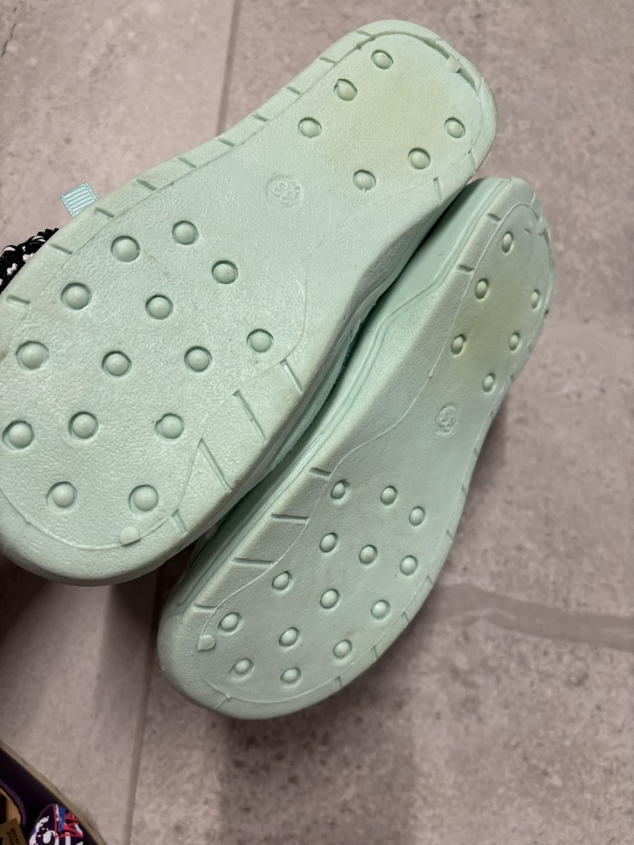 Scarpe per ragazze: Pantoufle 33 anti glisse neuf – Nuovo (secondo la descrizione) da Salvenach venduto da gwenwywar 1