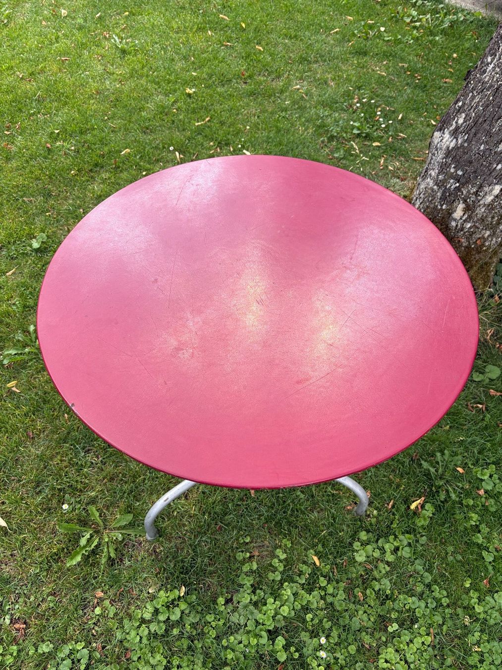 Tische: Runder alter Gartentisch aus Metall – Gebraucht aus Winterthur von reg_ld2g