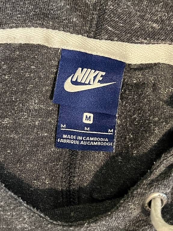 Pullover & Sweatshirts: Nike Hoodie M – Gebraucht aus Wädenswil von esp_z8tb 1