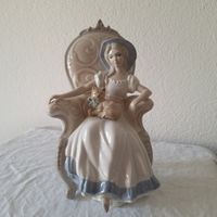Vintage Porzellan Figur.Mädchen auf Sessel, Hund