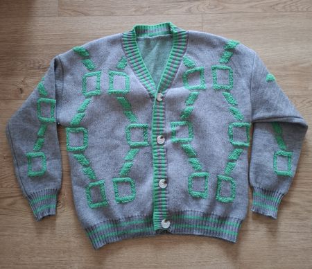 Schöne Strickjacke, grau mit grün, Gr. S