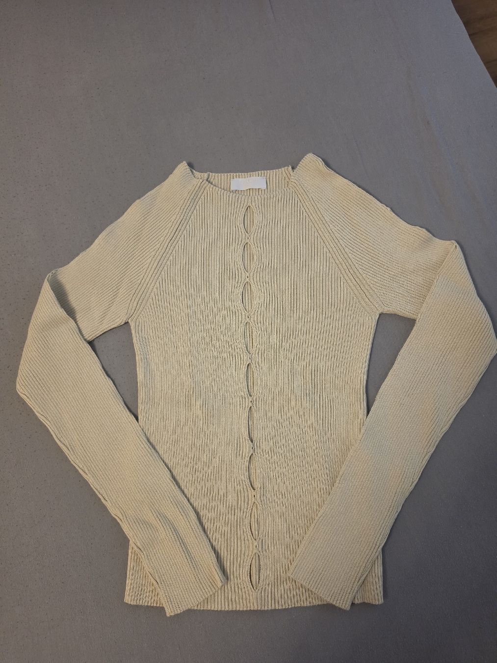 Top: Beiges Top mit Cutout Details – Nuovo (secondo la descrizione) da Embrach venduto da sar_dq2y