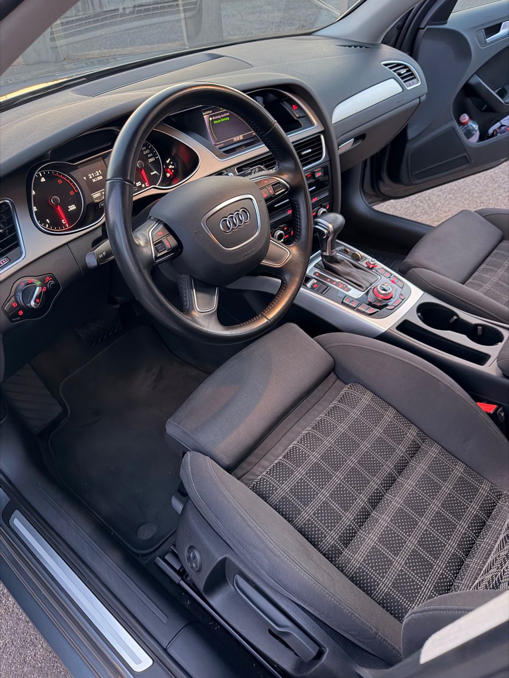 Audi Automobili: Audi A4 Avant grau, 2.0 TDI Multitronic Ambiente – Usato da Zürich venduto da fotopixel 5