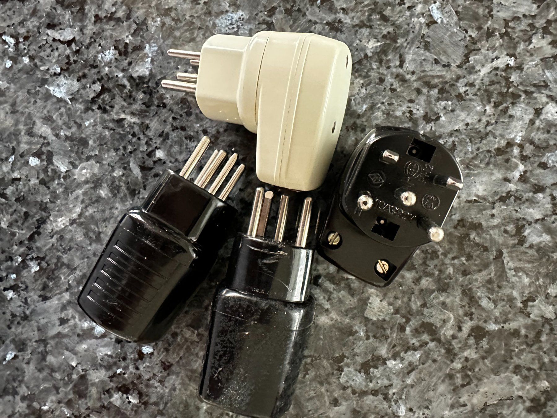 Spine: Stecker 380 Volt – Usato da Laupen ZH venduto da Mcafi02 1
