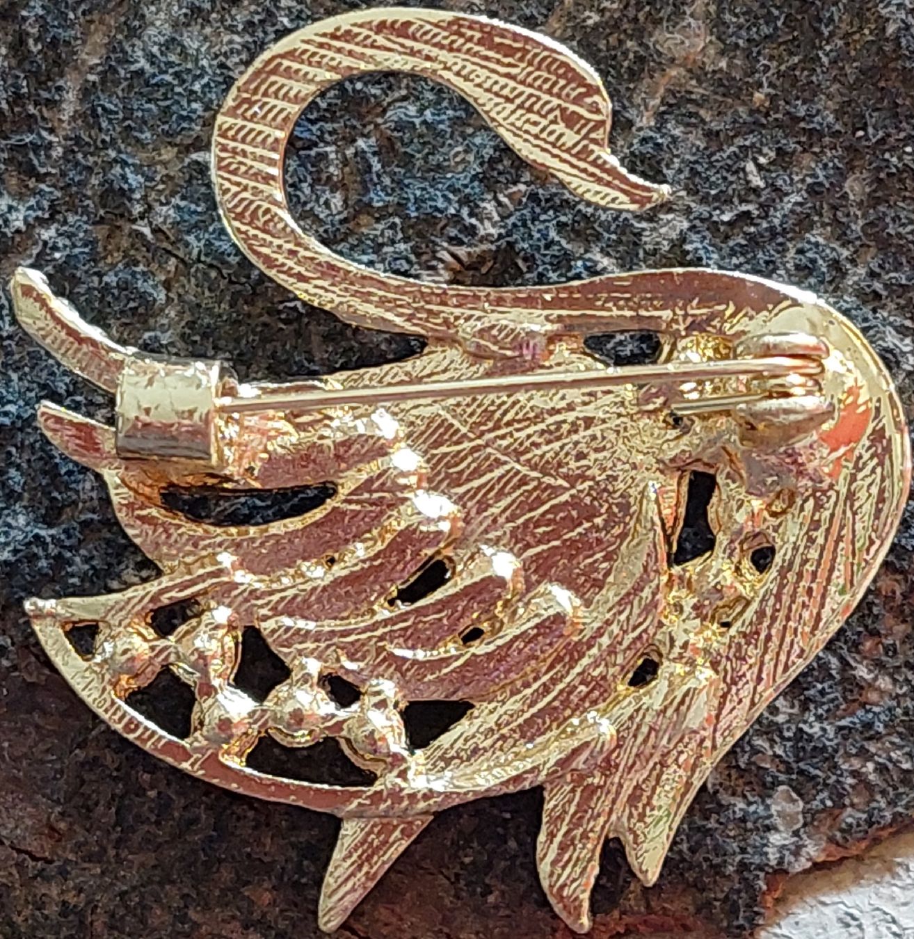 Broches & Aiguilles: Schwan Brosche, goldfarbig mit Strass-Steinchen – Neuf (Voir description) à Oberwil BL par Hunajakakku 4