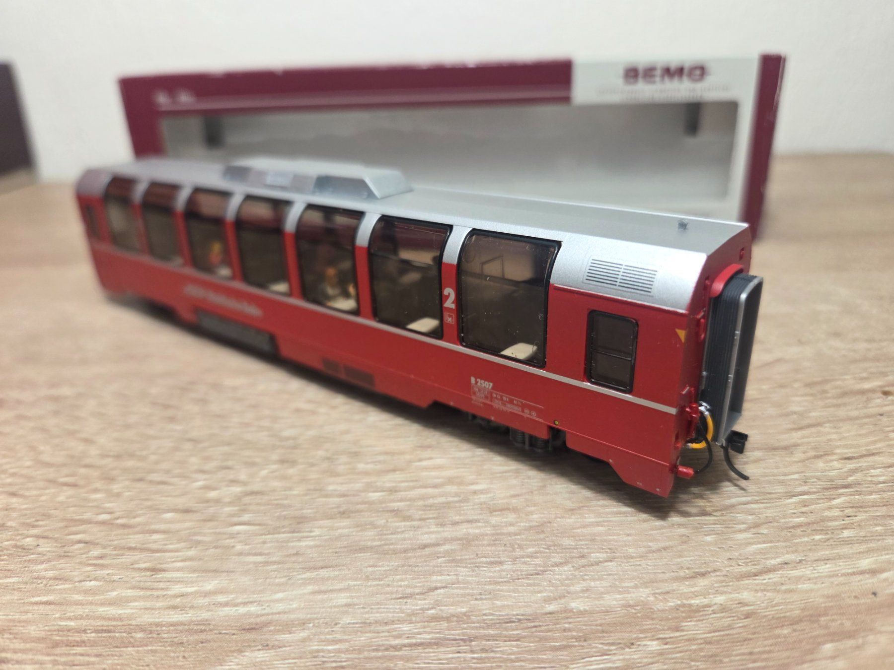 Bemo Modellini di ferrovie: Bemo 3294 107 Panoramawagen RhB H0m – Nuovo e nell'imballaggio originale da St-Aubin-Sauges venduto da Lo_Go 3