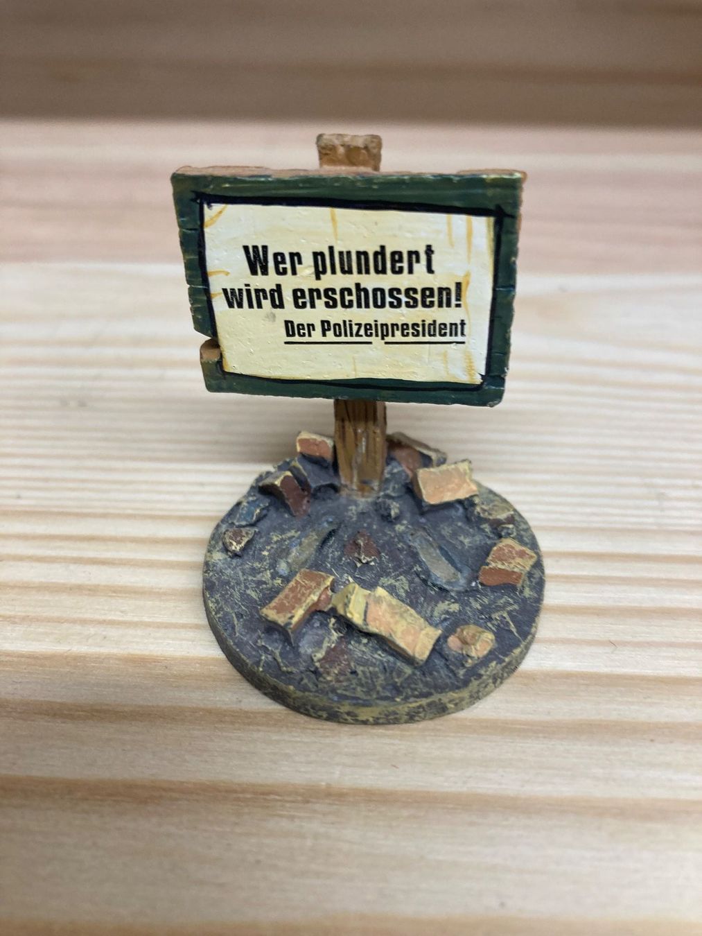 Modelleisenbahnen: Spur 0, Spur 1 Schild "Wer plündert wird erschossen" Figuren – Gebraucht aus Büsserach von ModellbahnDepot 1