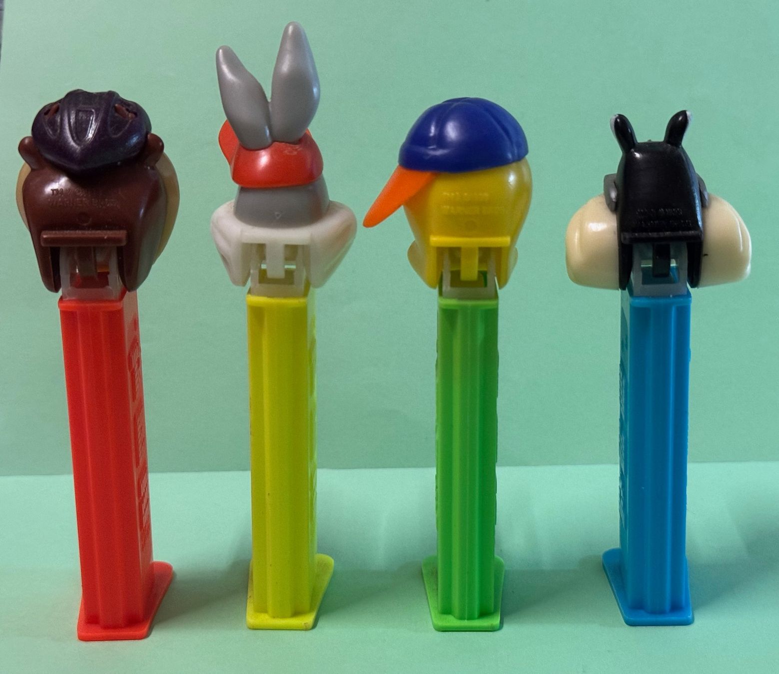 Pez Statuette: Looney Tunes,  4 - PEZ Spender  / Bugs Bunny usw. – Usato da Hedingen venduto da Wowi 1