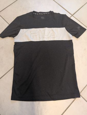 T-shirt Fila homme taille S, idéal pour le sport d'été☀️