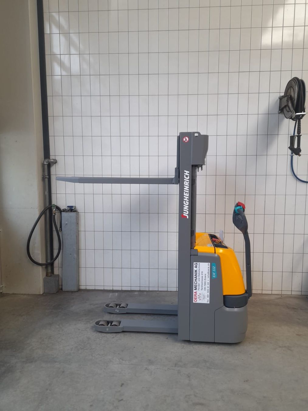 Jungheinrich Carrelli elevatori e a forche: Jungheinrich Elektro Deichselstapler EJC 112 ohne Initialhub – Nuovo (secondo la descrizione) da Zizers venduto da oera