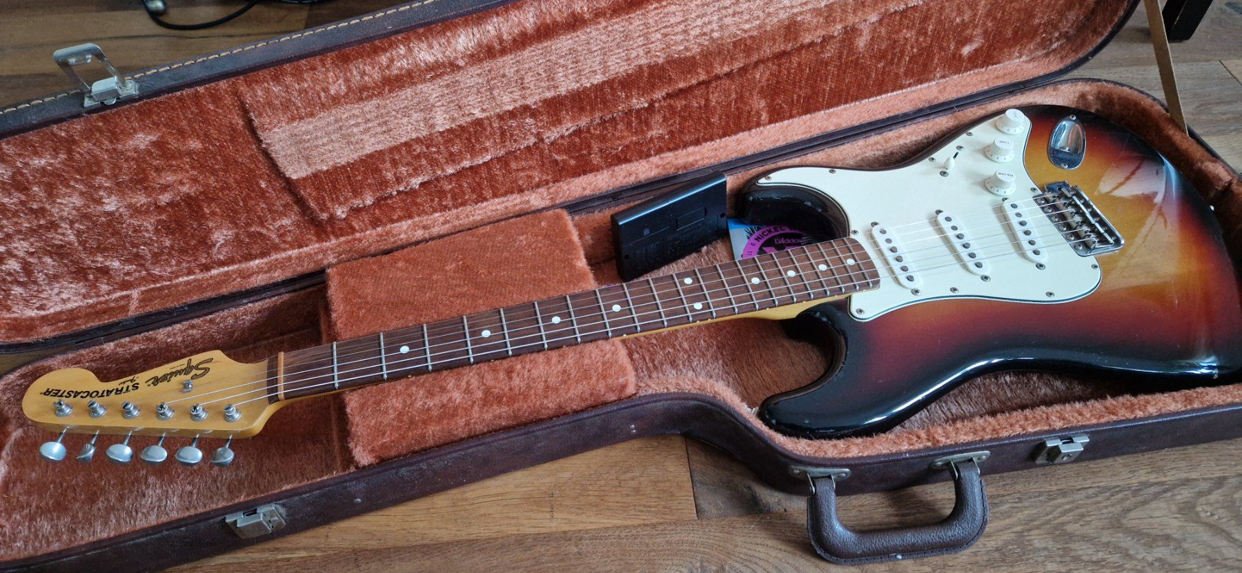 Fender Musikinstrumente: Fender Stratocaster JV22992 (1982-1984) – Gebraucht aus Gwatt (Thun) von Hugohabicht101