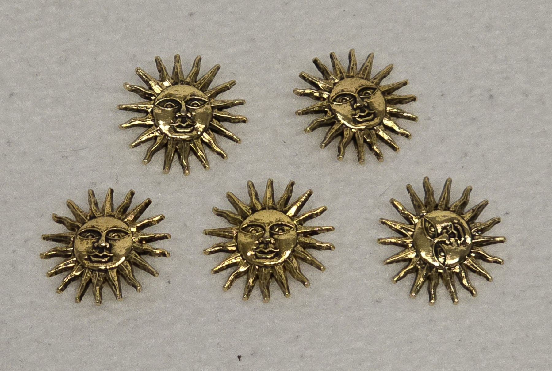Ciondoli: Goldene Sonne Ziereile -  PIN – Nuovo (secondo la descrizione) da Oberwil-Lieli venduto da Filu55 1