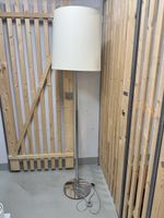 Ständerlampe mit Schirm