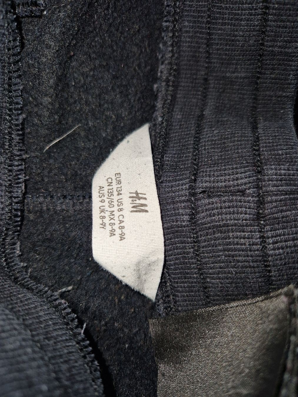 H&M Pantaloni: H&M Jogginghose Gr.134 schwarz/grau – Usato da Utzenstorf venduto da Ernie_und_Bert 2