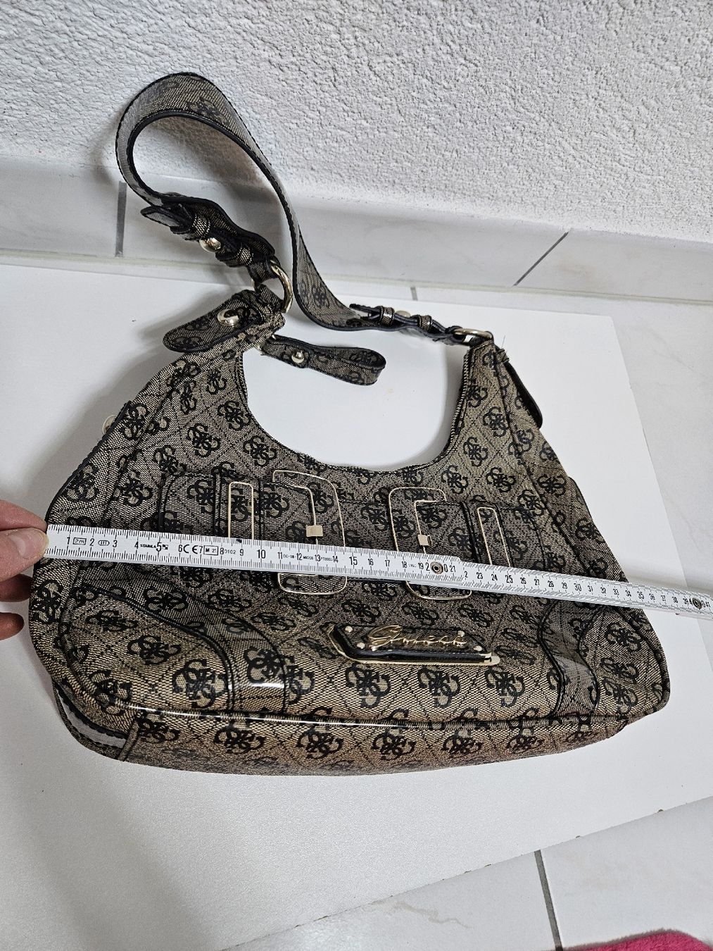 Borse da donna: Handtasche Guess braun mit Logo-Muster  – Usato da Schlieren venduto da Bestleo 9