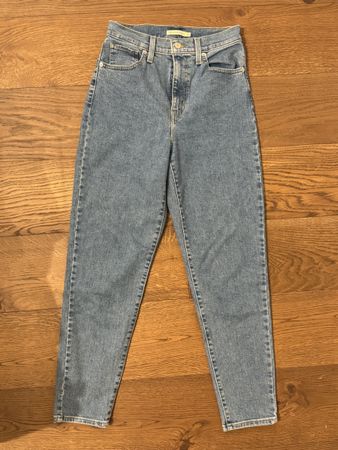 Levis High Waisted Mom Jeans