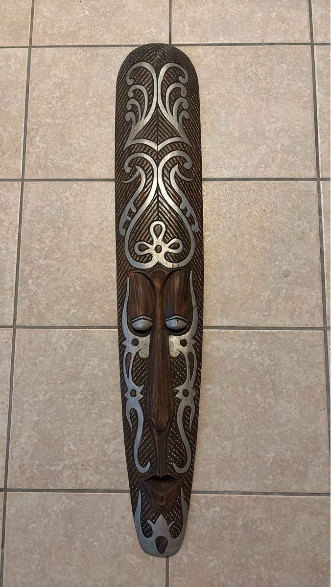 Arte internazionale: Geschnitzte Holzmaske mit Metallapplikationen – Usato da Mollis venduto da mabu1993