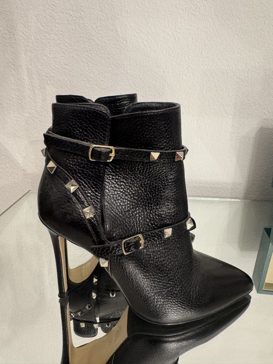 Scarpe da donna: Schwarze Lederstiefeletten, Gr. 37, mit Nieten – Usato da Lachen SZ venduto da gugi2019 1