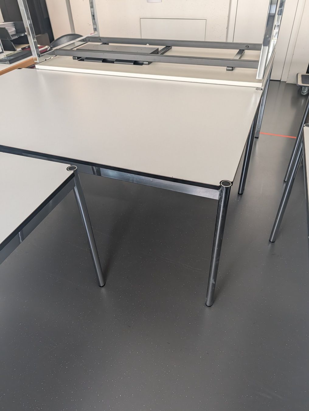 USM Scrivanie: Bürotisch Metallgestell mit Platte gebraucht – Usato da Luzern venduto da IG.Arbeit