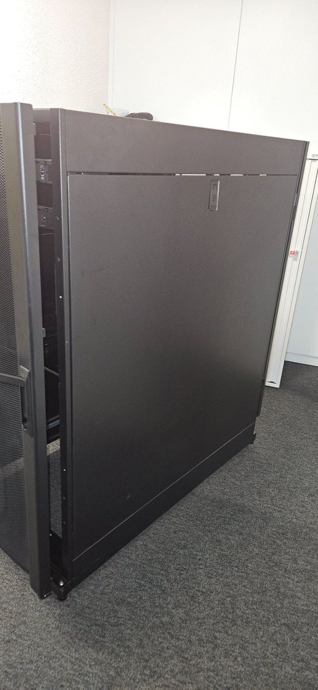 Apc Racks & Cavalletti: APC Rack 19" 24 HE – Usato da Mühlau venduto da hb9fgd 2