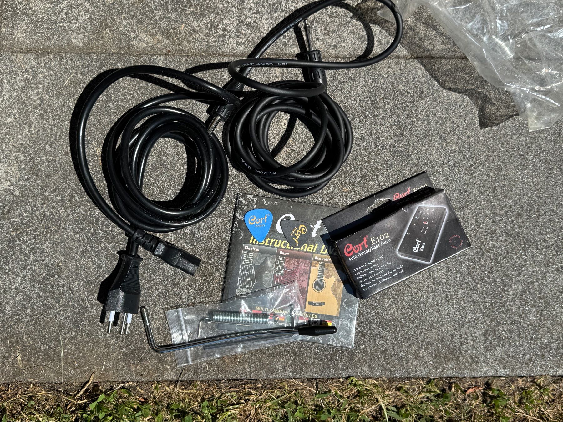 Cort Strumenti musicali: Electric guitar and amplifier Cort – Usato da Lumino venduto da mar_9pn2 6