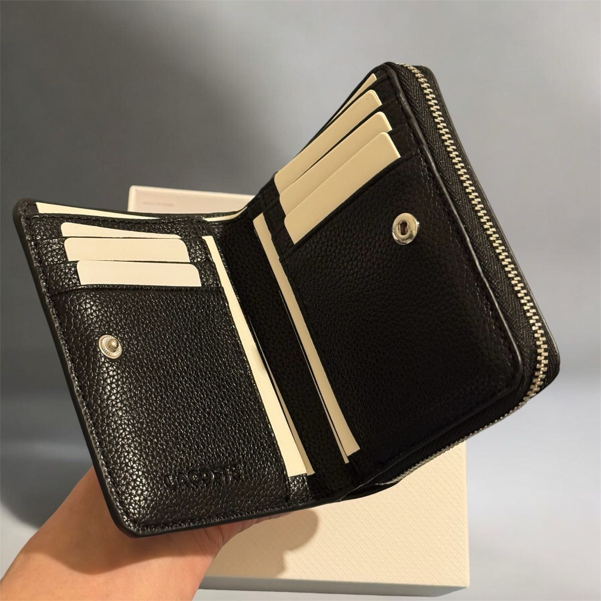 Lacoste Portamonete: Porte monnaie Lacoste – Nuovo e nell'imballaggio originale da Châtel-St-Denis venduto da Montclair_Swiss 5