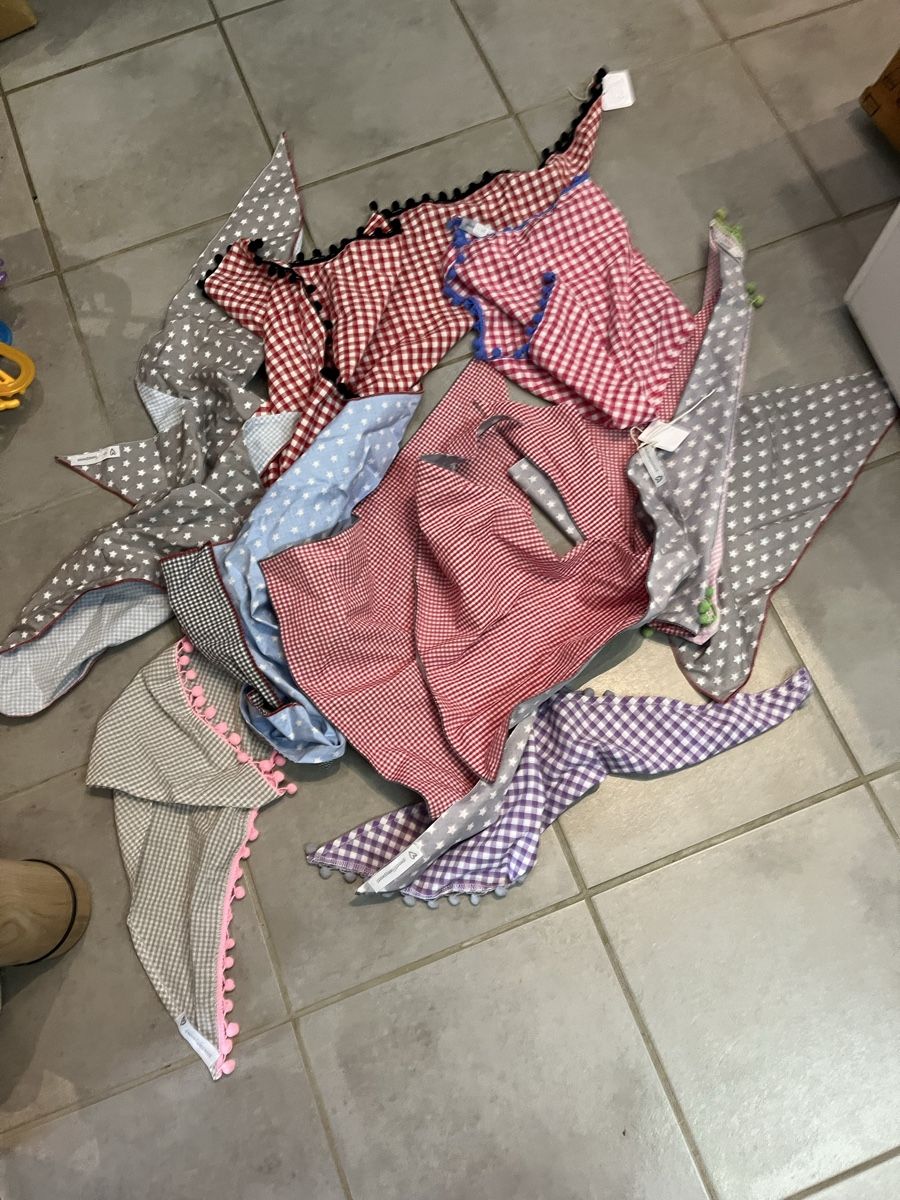 Lotti di vestiti: Dreiecktücher selbstgemacht – Nuovo (secondo la descrizione) da Zürich venduto da robafladse