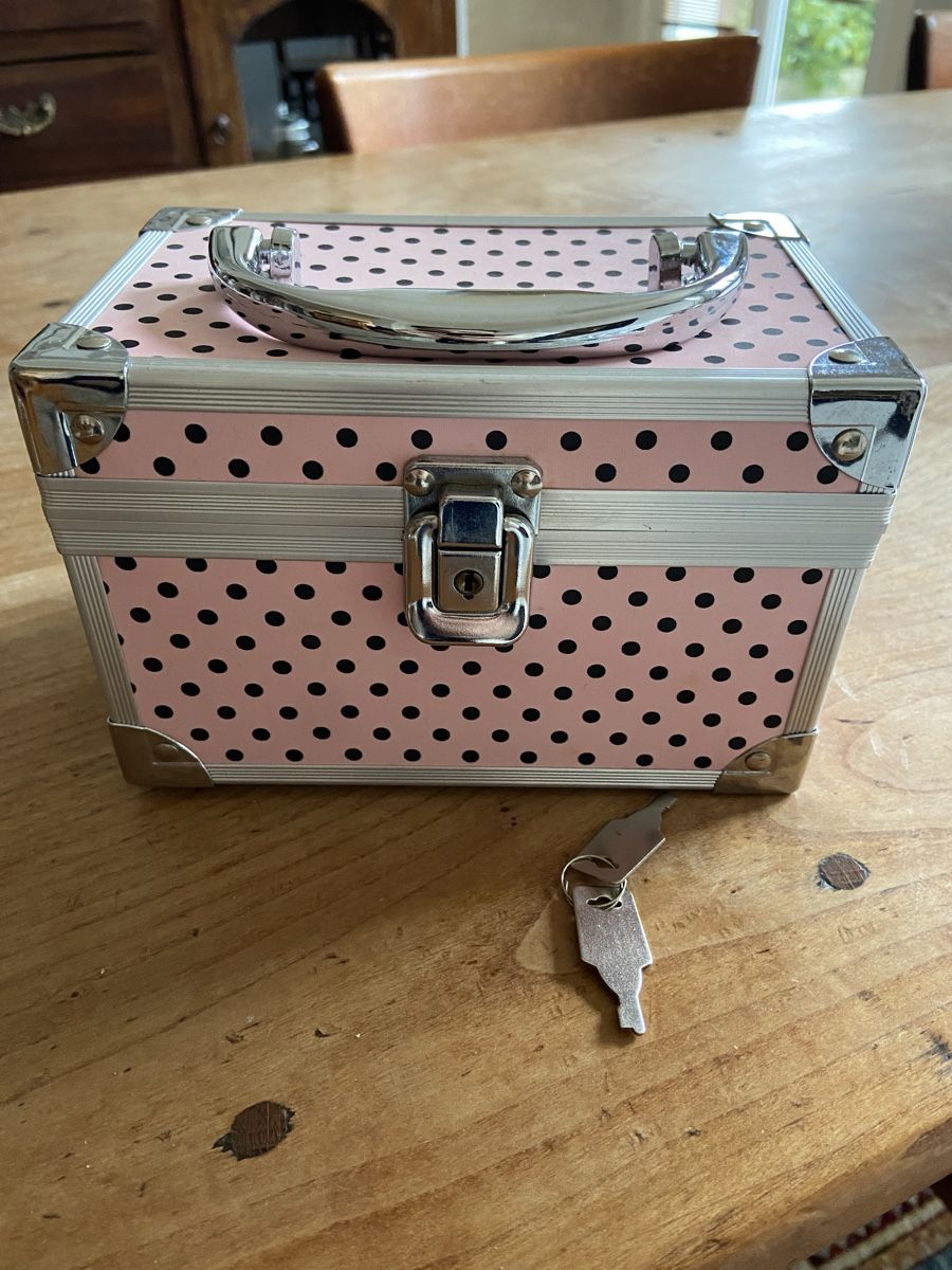 Coffres: Petit coffret valise rose avec ses clés – D'occasion à Veyrier par Leilazizou