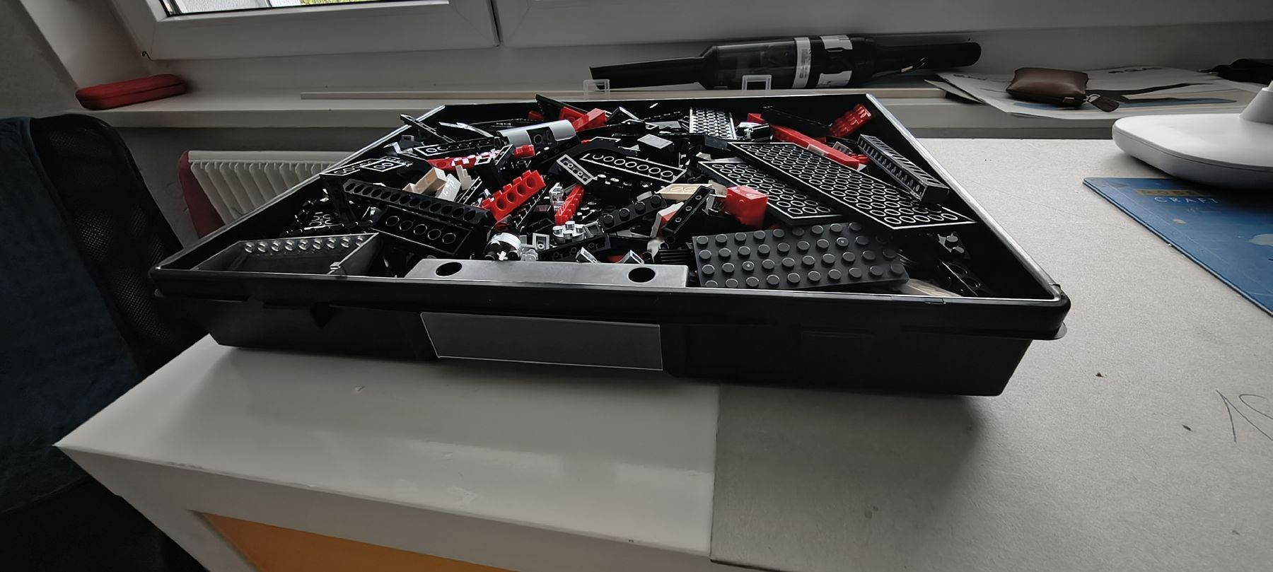 Kit di costruzioni: Klemmbausteineschwarz rot in Sortierbox gebraucht – Usato da Langnau i. E. venduto da m.du