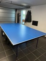 Tischtennisplatte blau mit Untergestell und Rollen guter ...